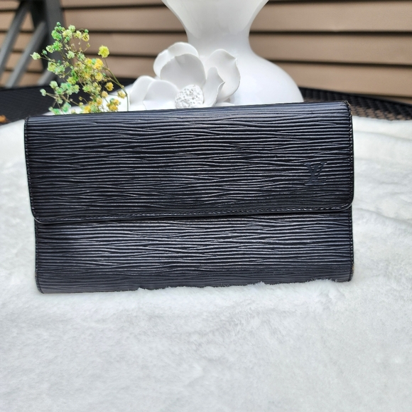 Louis Vuitton Handbags - Louis Vuitton wallet